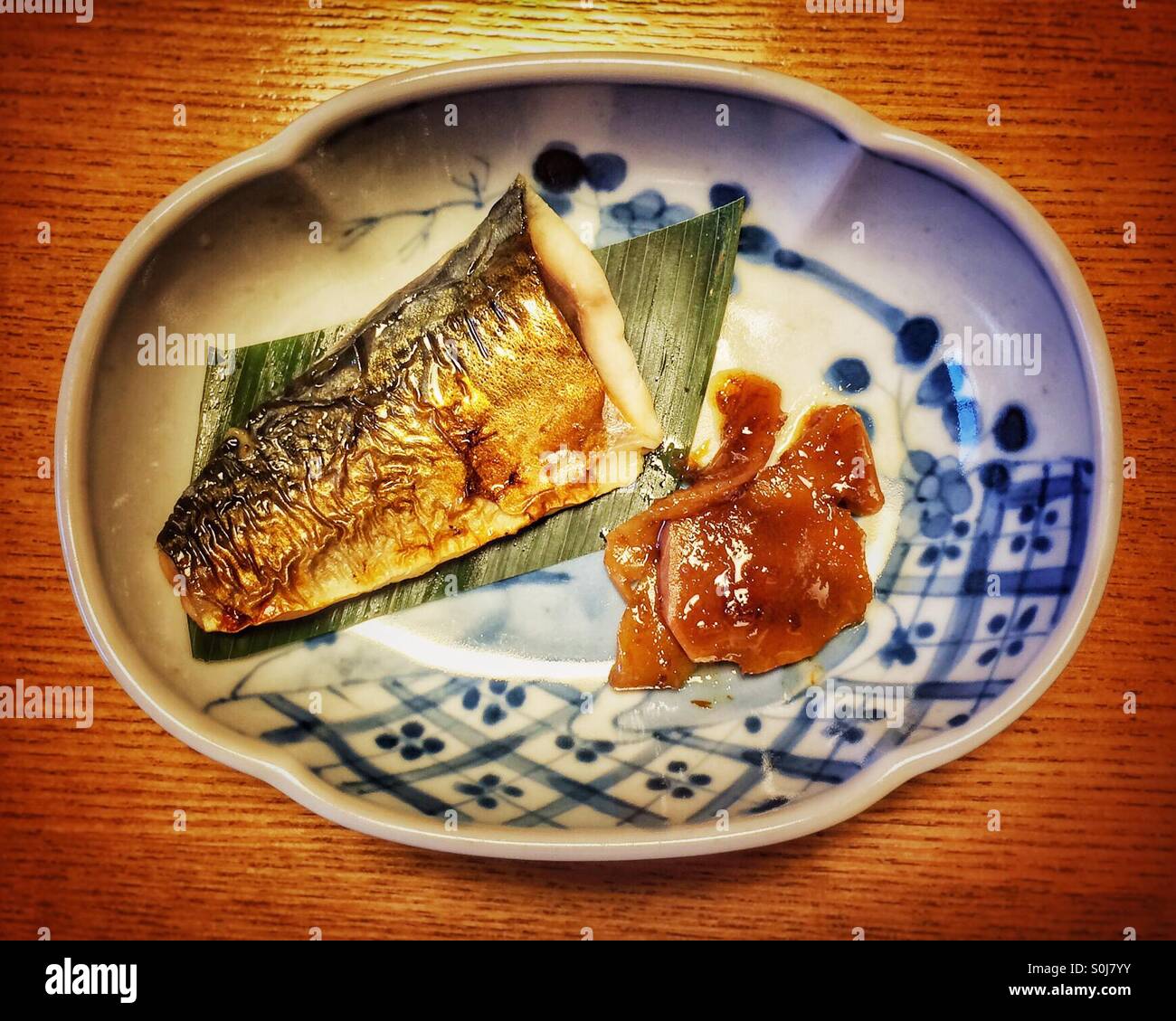 Traditionelle japanische Frühstücksgericht von Weißfisch mit einer Miso-Sauce und Gurken Stockfoto