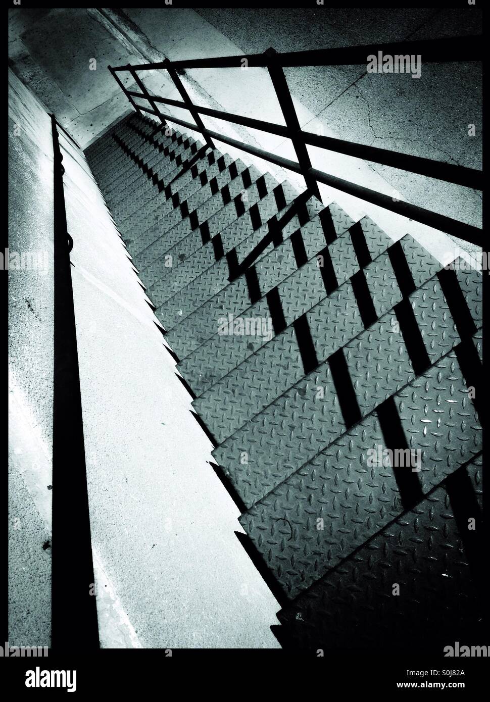 Metall Treppe hinunter. Katalonien, Spanien. - Smartphone-aufgenommenes Stockfoto