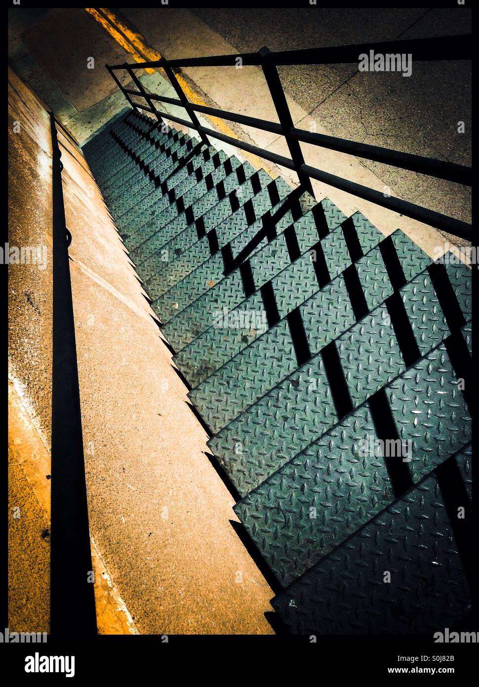 Metall Treppe hinunter. Katalonien, Spanien. - Smartphone-aufgenommenes Stockfoto