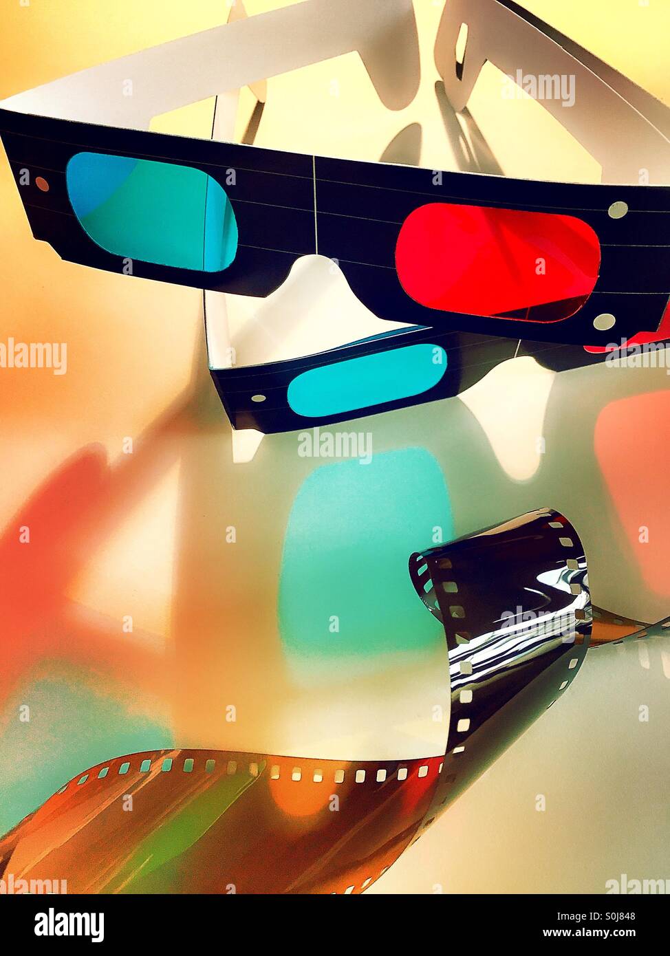 3D-Brille und Filmstreifen - Smartphone-aufgenommenes Stockfoto