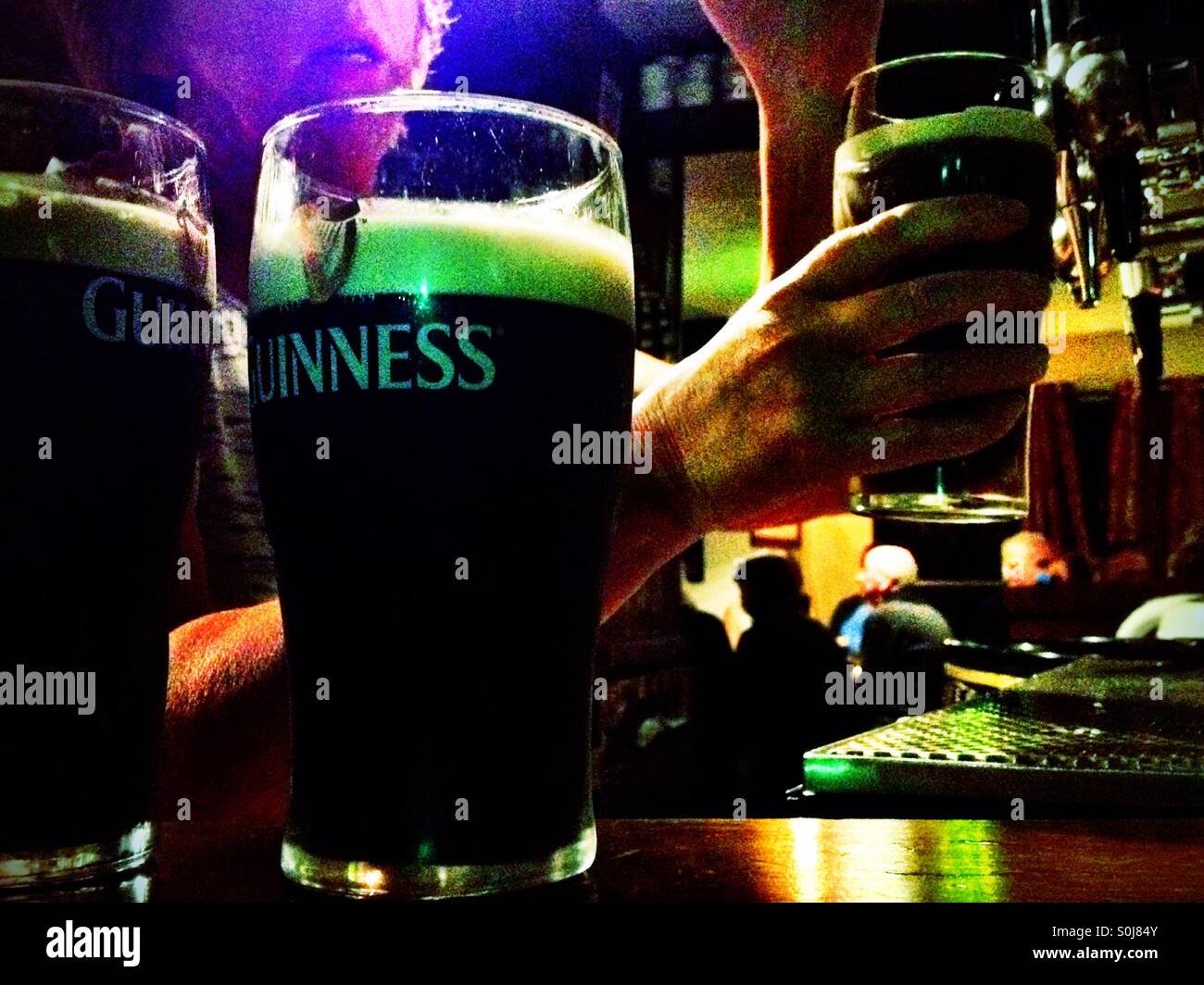 Ziehen einen Pint Guinness Stockfoto