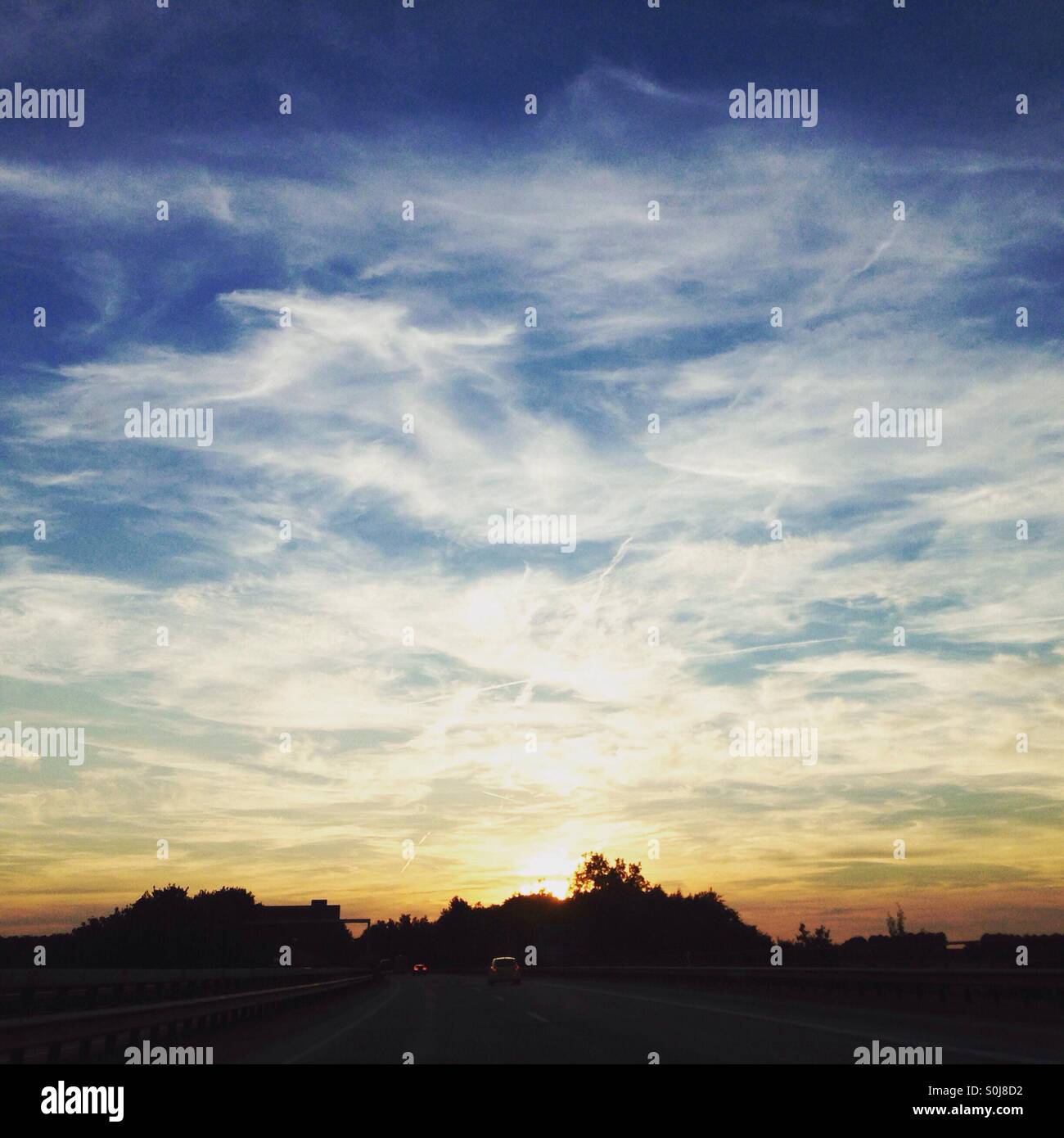Sonnenuntergang mit Flug Linie Stockfoto