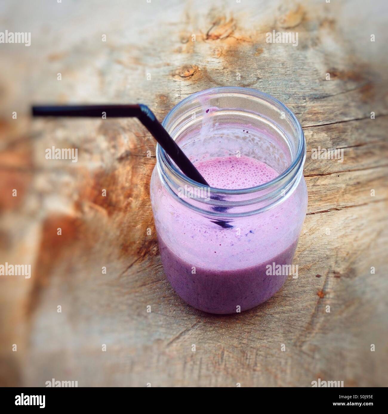 Blueberry Milchshake in einem Glas Stockfoto