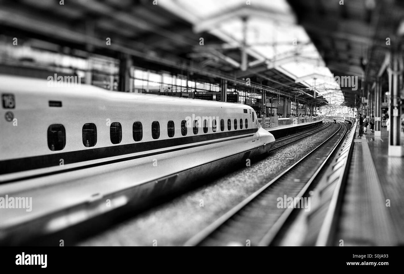 Japanischen Shinkansen-Hochgeschwindigkeitszug am Bahnhof Kyoto Stockfoto