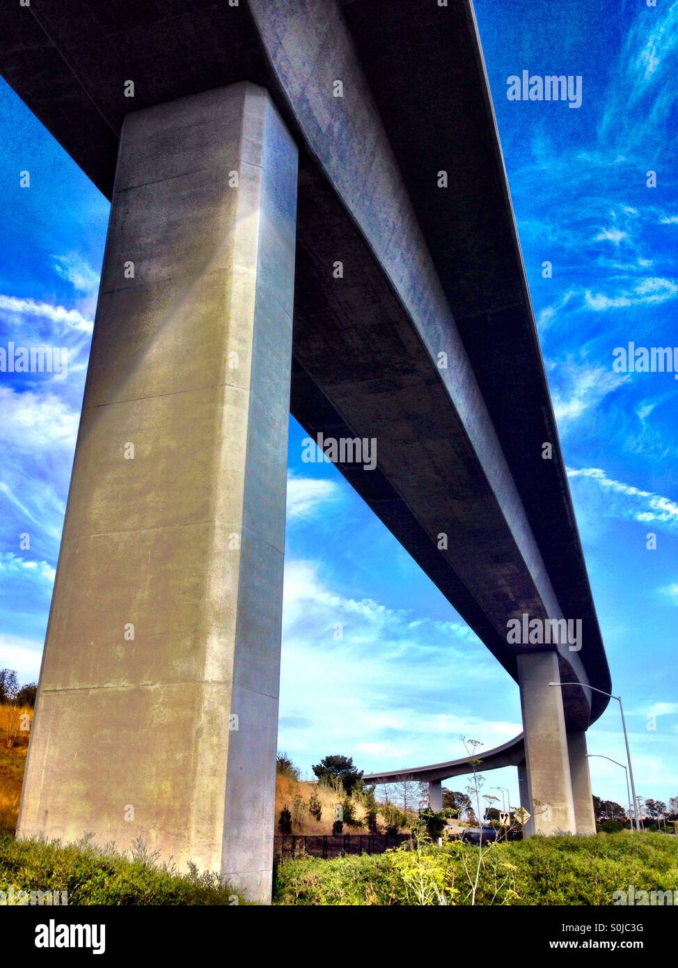 Gebogene, erhöhte Autobahn Stockfoto