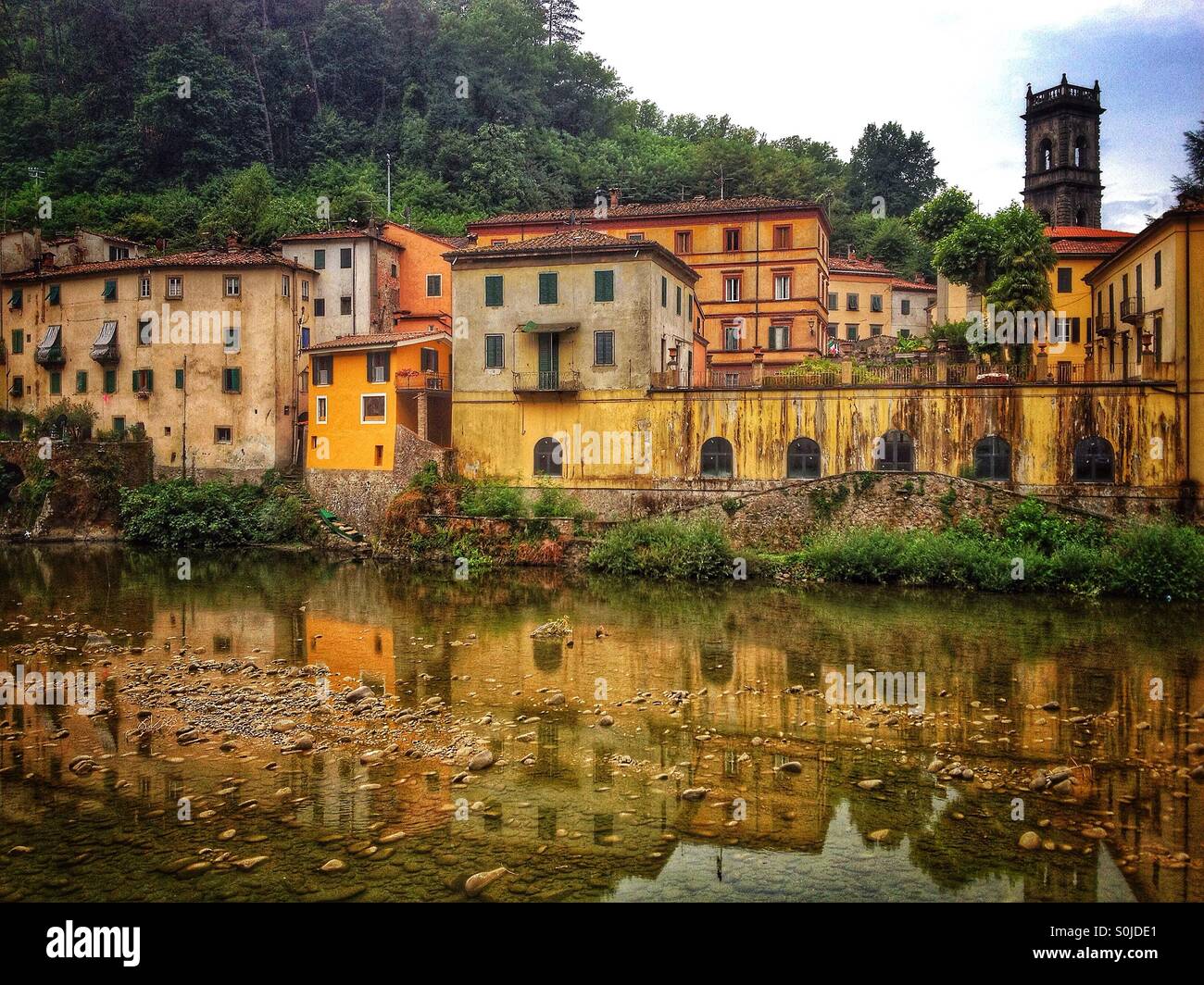 Alte Gebäude von Bagni Di Lucca spiegelt sich in den Fluss Lima. Toskana Italien Stockfoto