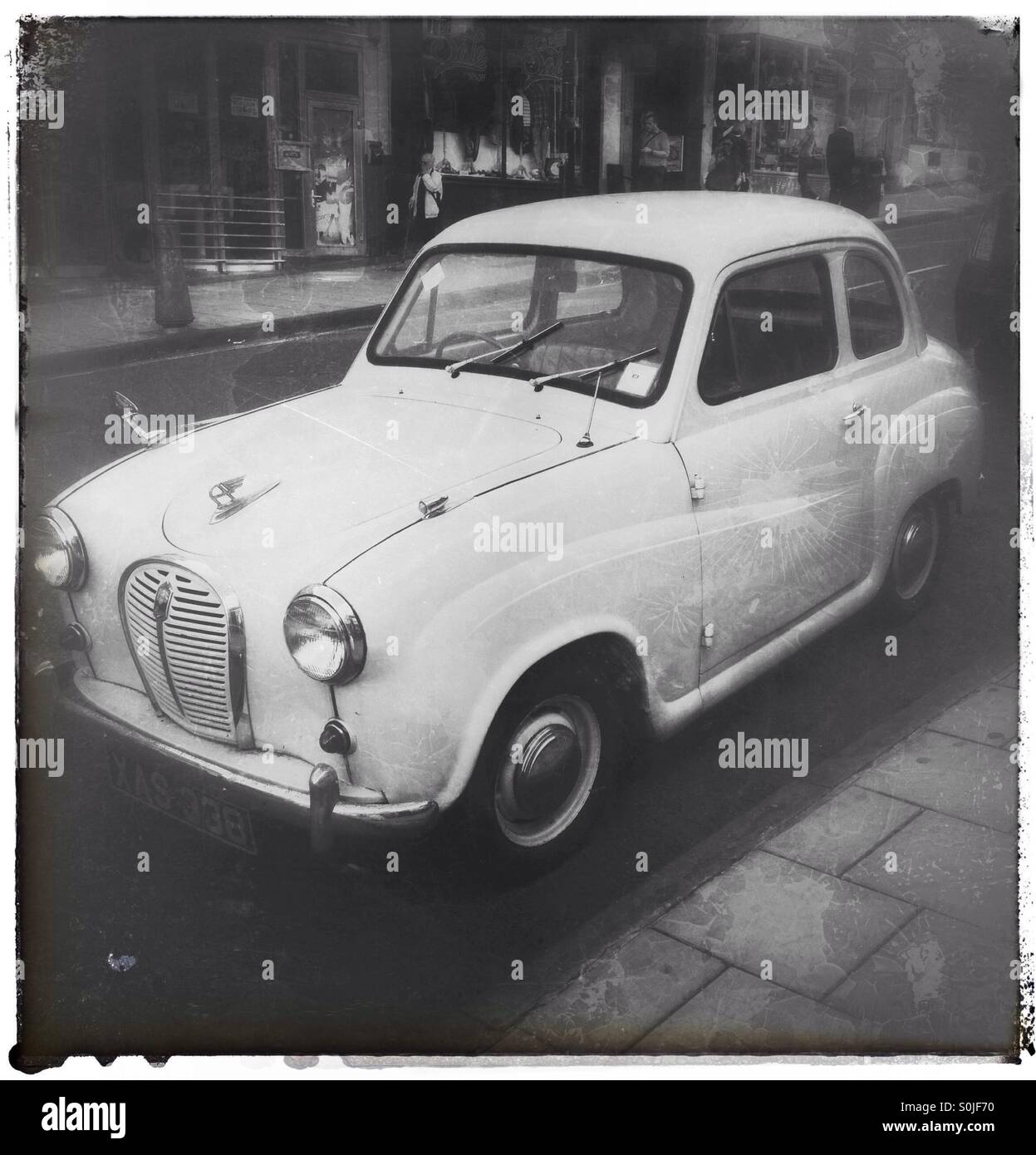 Ein faux distressed Foto eines Austin A35-Limousine an der Seite einer Straße geparkt. - Smartphone-aufgenommenes Stockfoto