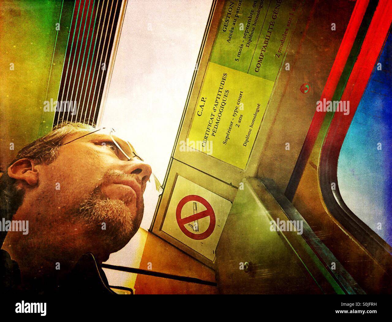 Menschen warten auf die u-Bahn-Wagen, seine Türen zu öffnen. - Smartphone-aufgenommenes Stockfoto