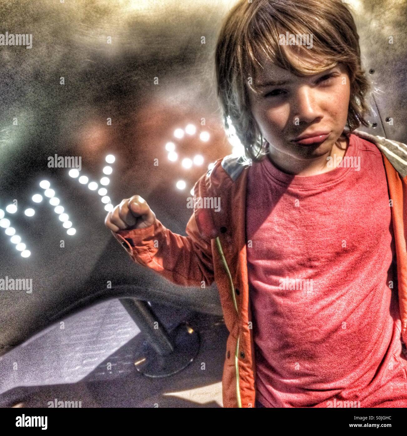 Aggressive junge acht Jahre alt Stockfoto