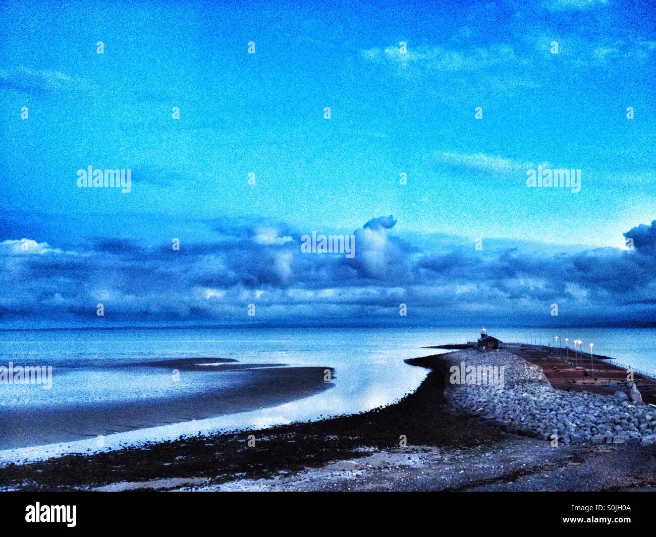 Stein-Anlegestelle in Morecambe in Lancashire im Morgengrauen Stockfoto