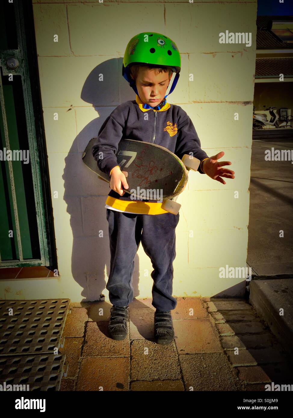 Skate board junge immer bereit zu skaten. - Smartphone-aufgenommenes Stockfoto