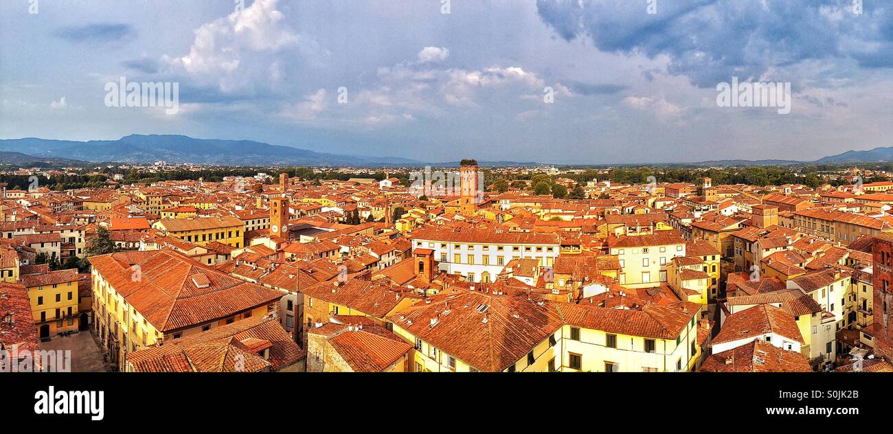 Panoramablick über Lucca Italien vom Torre Delle Ore Stockfoto