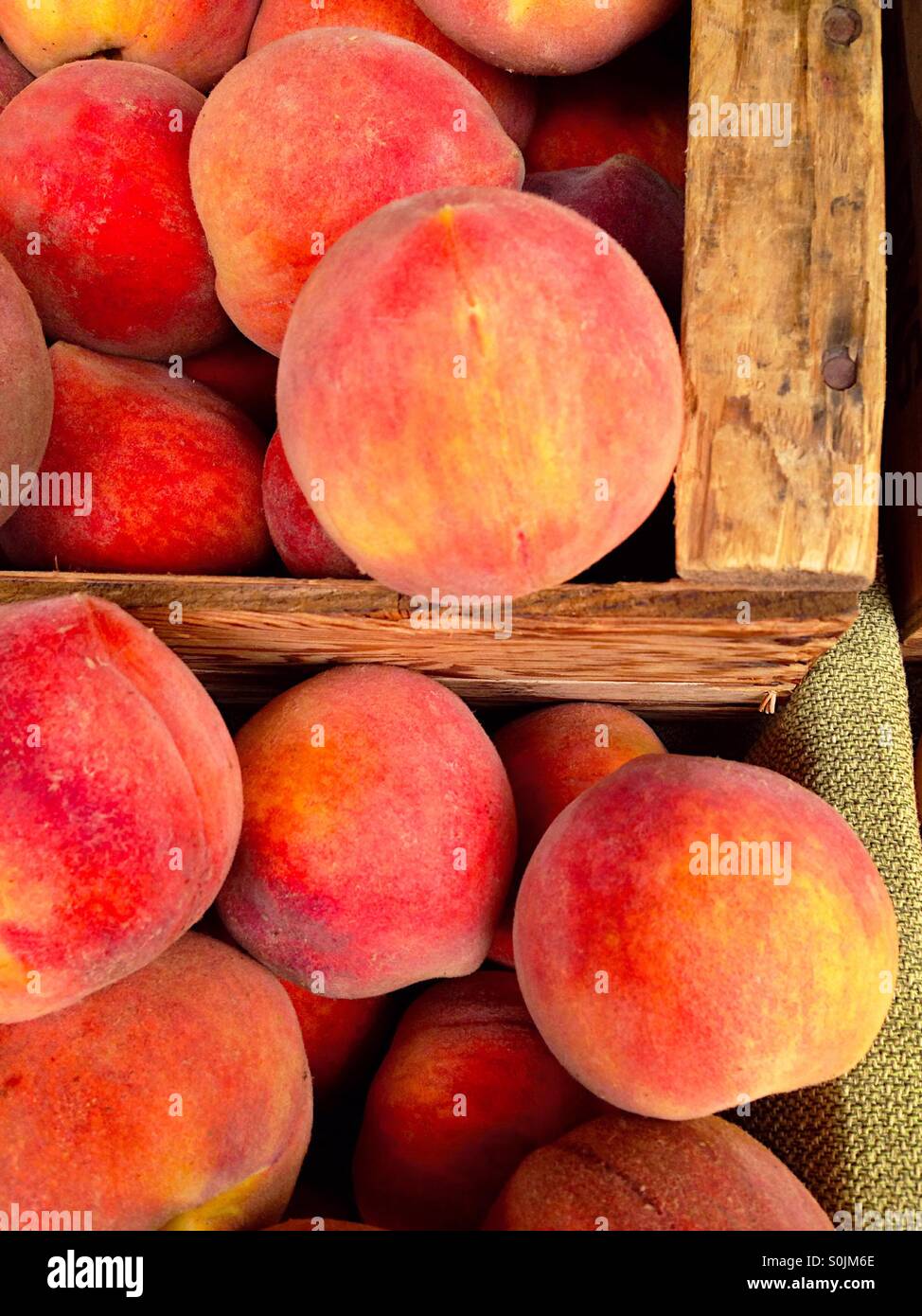 Pfirsiche in einem hölzernen Kasten Stockfoto