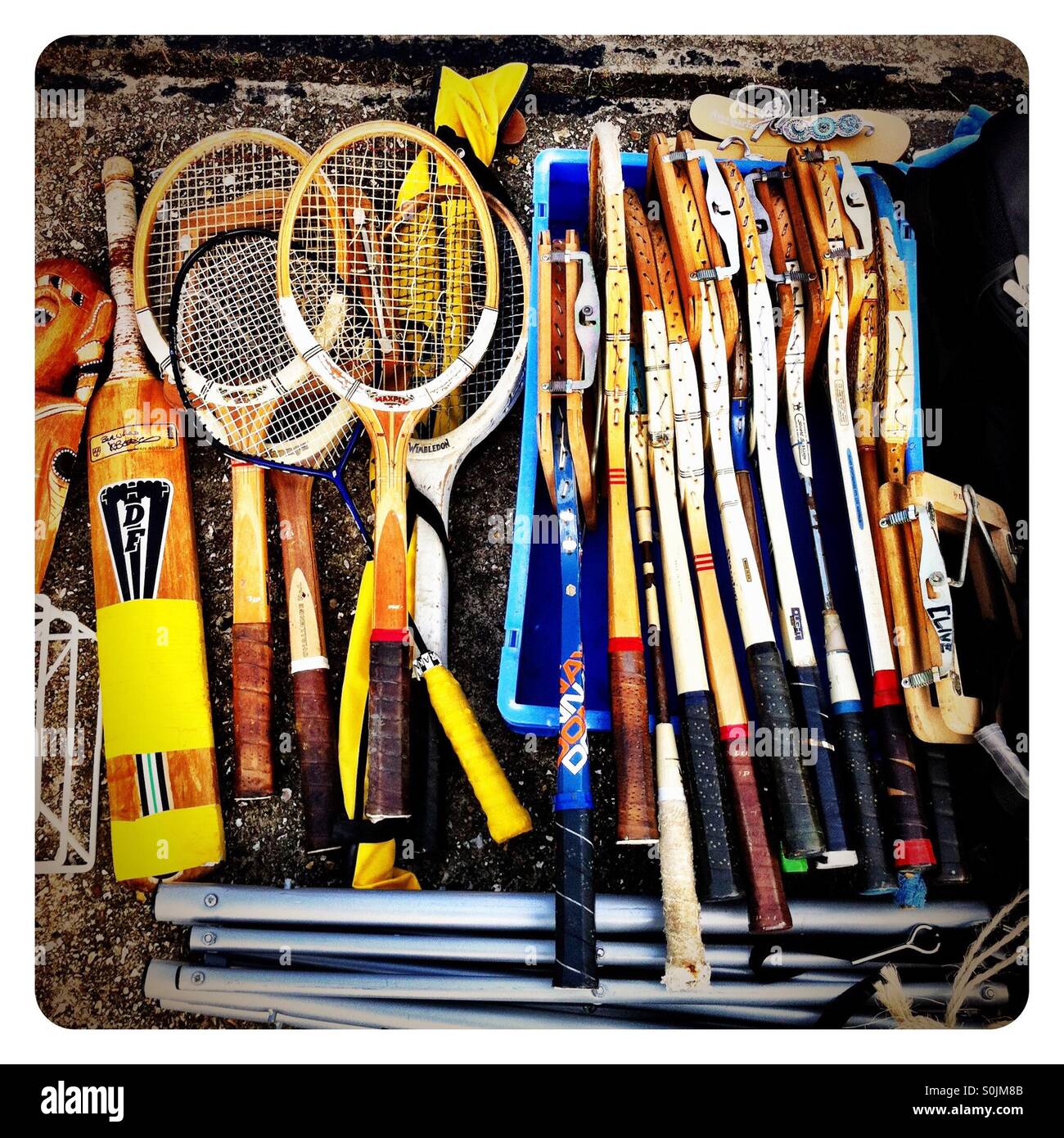 Eine Sammlung von Tennisschlägern und andere Sportgeräte auf einem Flohmarkt Stockfoto