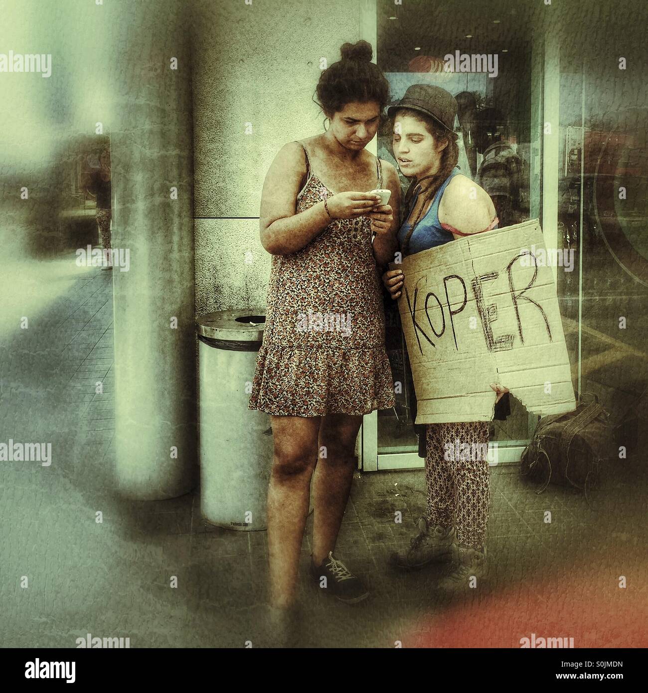 Frauen Trampen - Smartphone-aufgenommenes Stockfoto