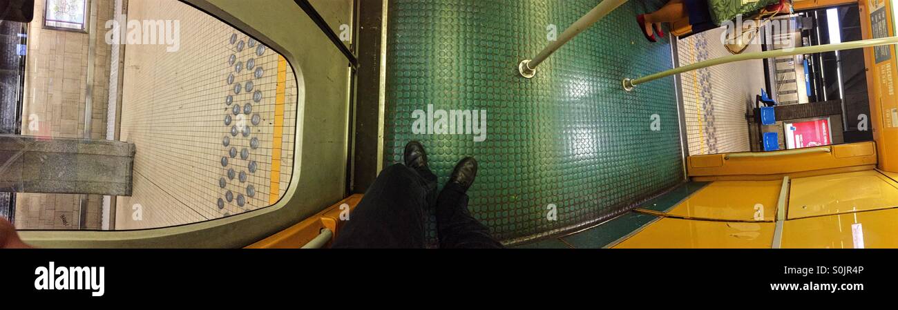 Tür zu Tür Panorama in u-Bahn-Wagen - Smartphone-aufgenommenes Stockfoto