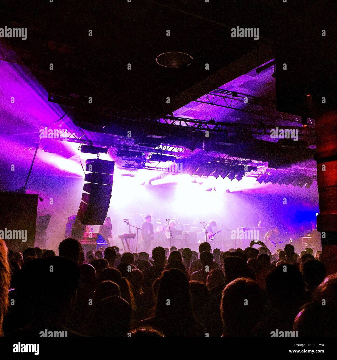 Publikum und Band bei einem Rock-show Stockfoto