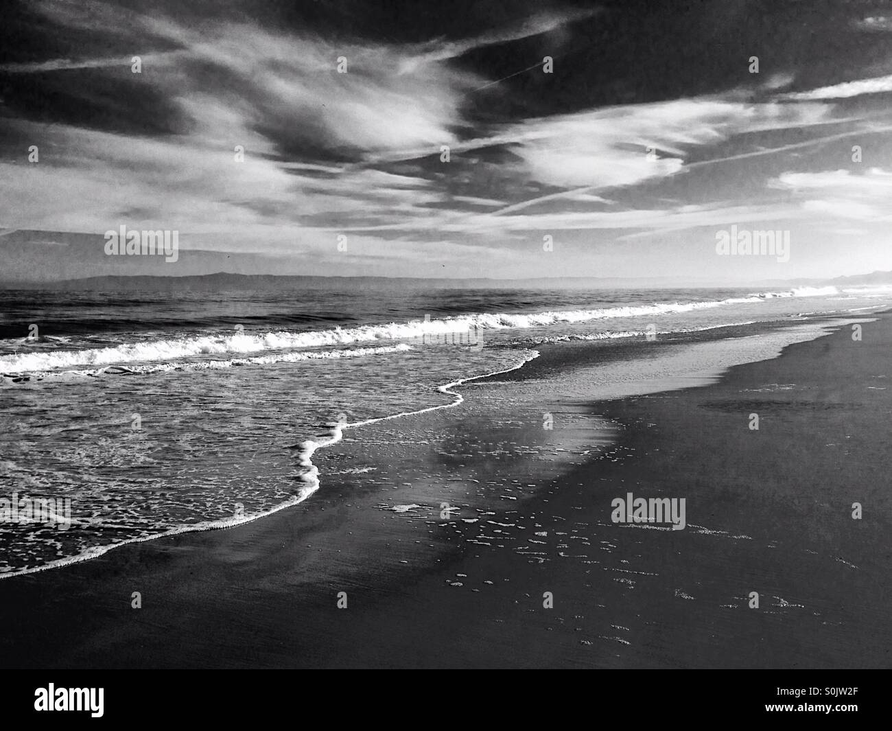 Sandy Rand der Monterey Bay, in schwarz und weiß - Smartphone-aufgenommenes Stockfoto
