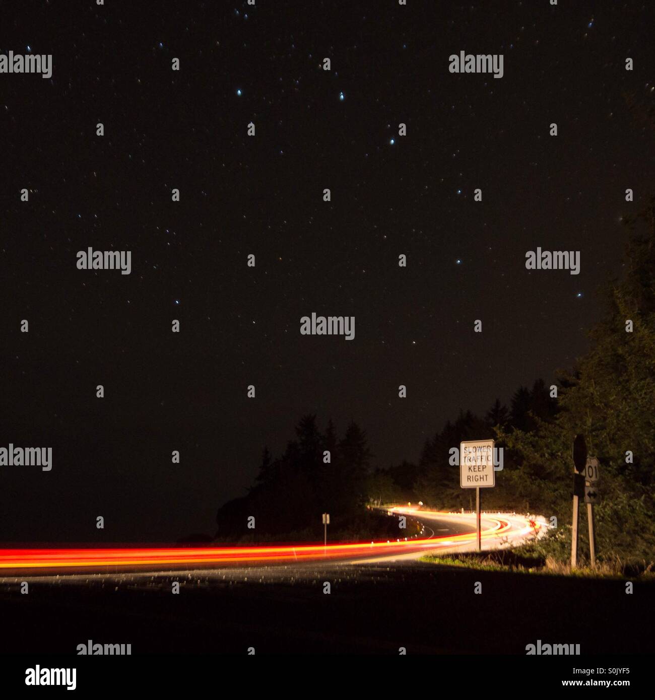 Licht Loipen am Highway 101 mit der Achterbahn Stockfoto