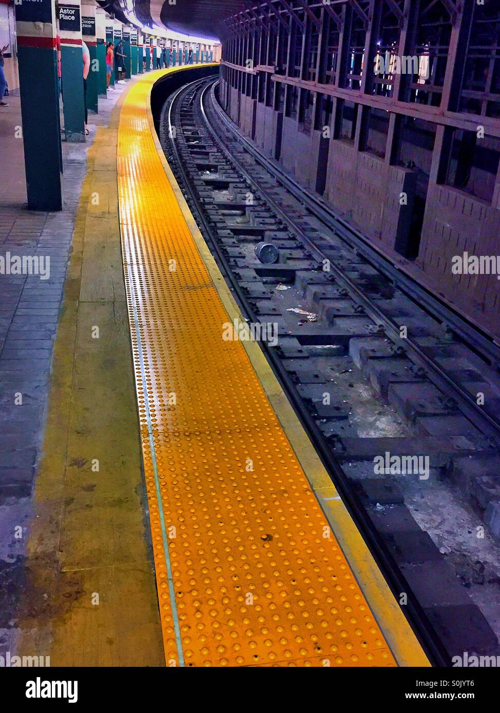 U-Bahn-Gleise und Warnungen Sicherheit Streifen am Astor Place Station, sechs Line, New York City. Stockfoto