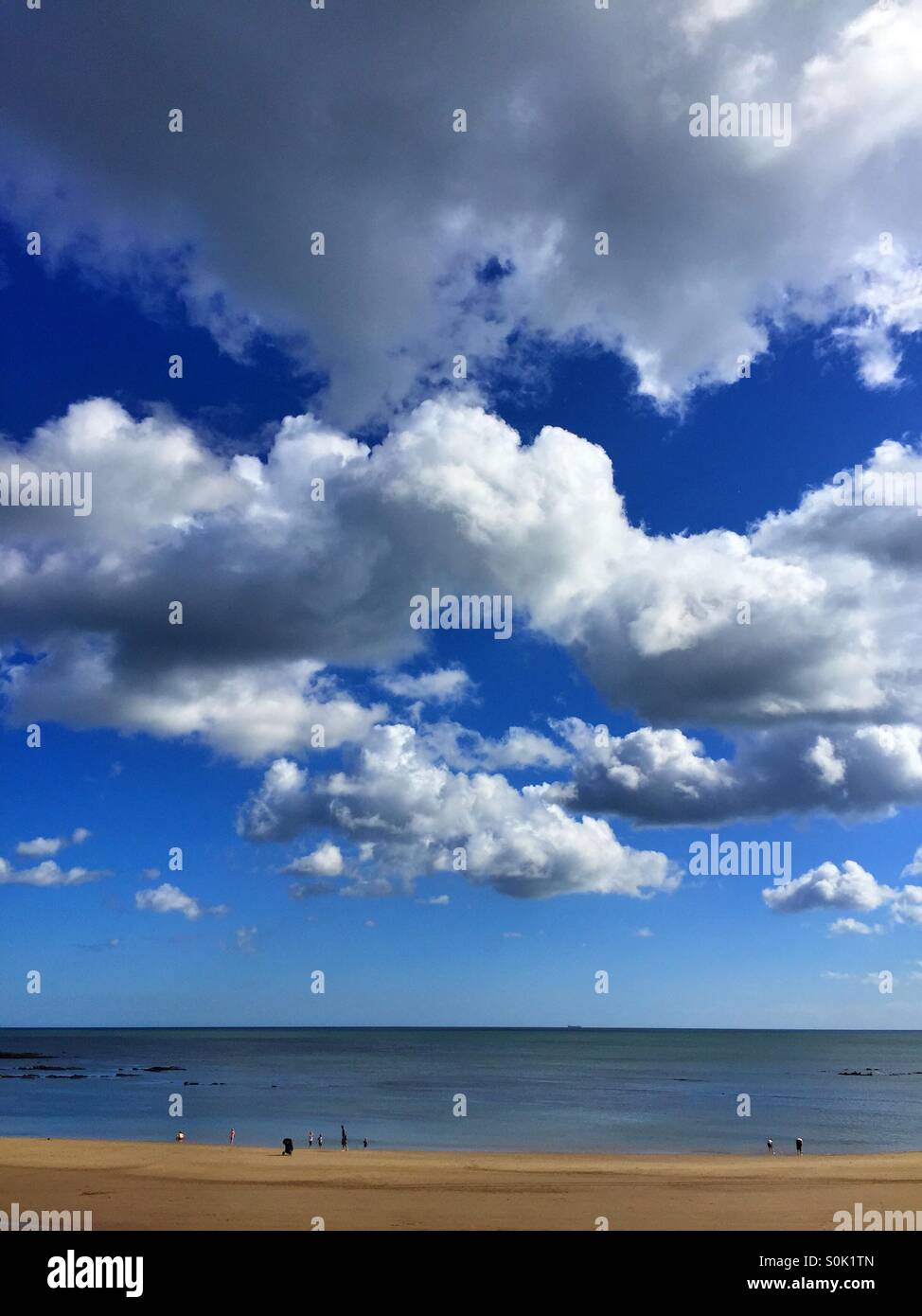 Sonne, Sand, Meer und Himmel mit Wolken Stockfoto