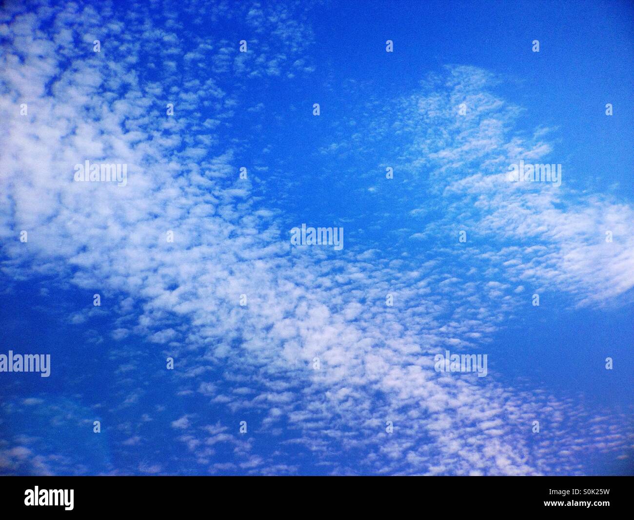 Blauer Himmel - Smartphone-aufgenommenes Stockfoto