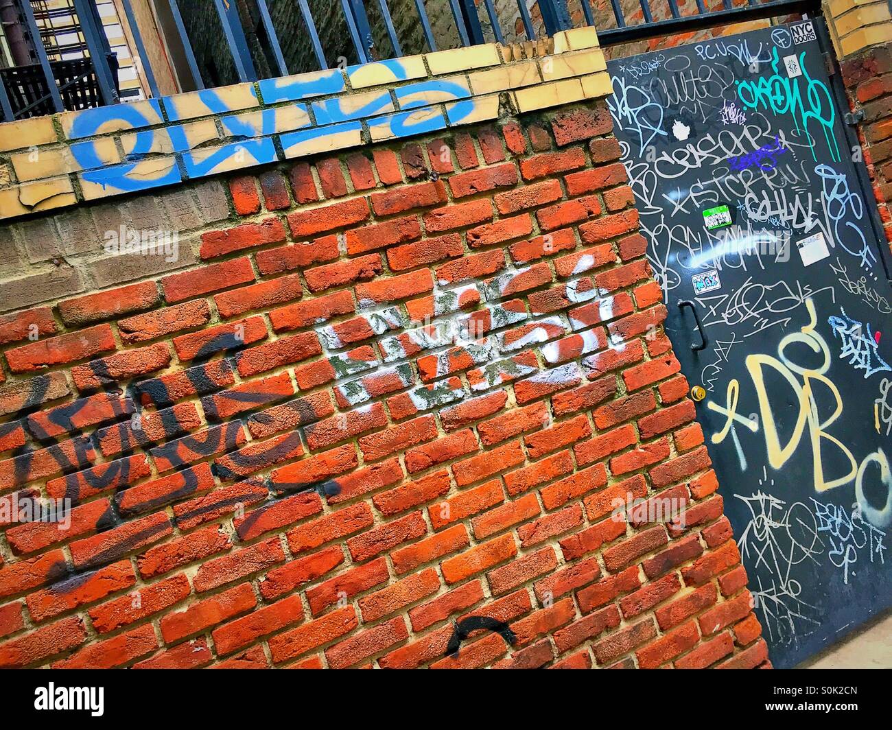 Graffiti bedeckt Wände in der Innenstadt von New York City. Stockfoto