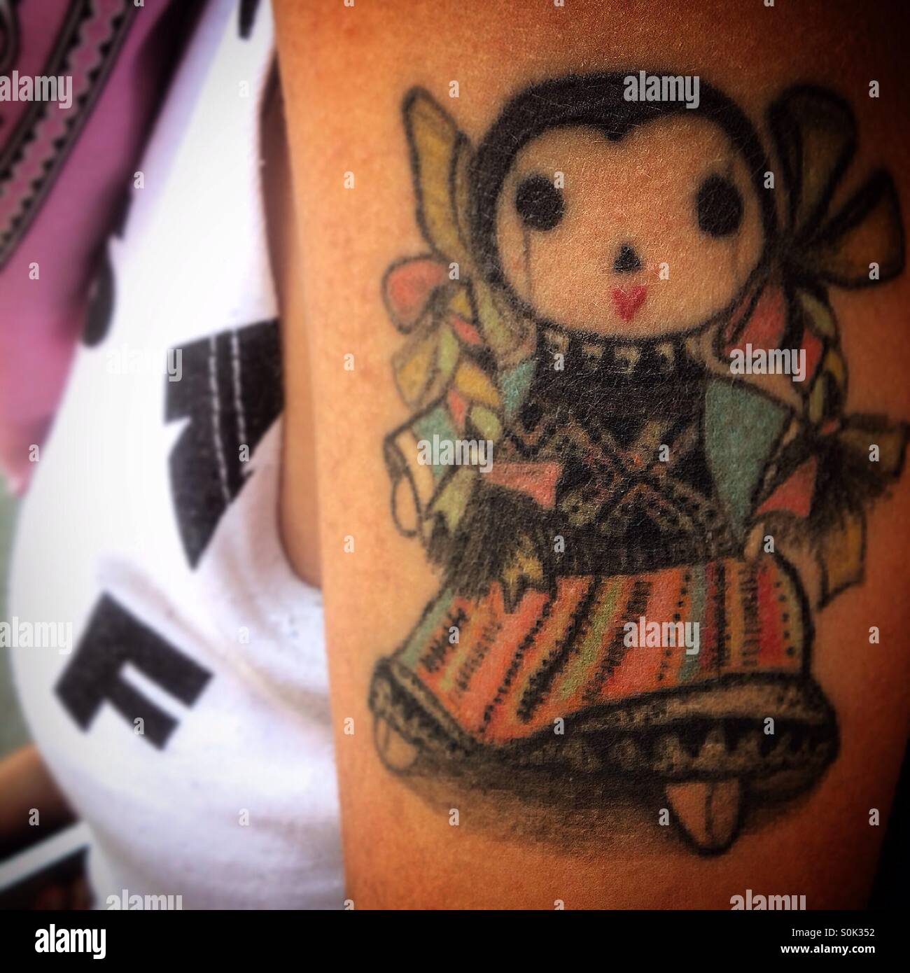 Ein Tattoo von einem mexikanischen Puppe in den Arm einer Frau in Colonia Roma, Mexiko-Stadt, Mexiko Stockfoto