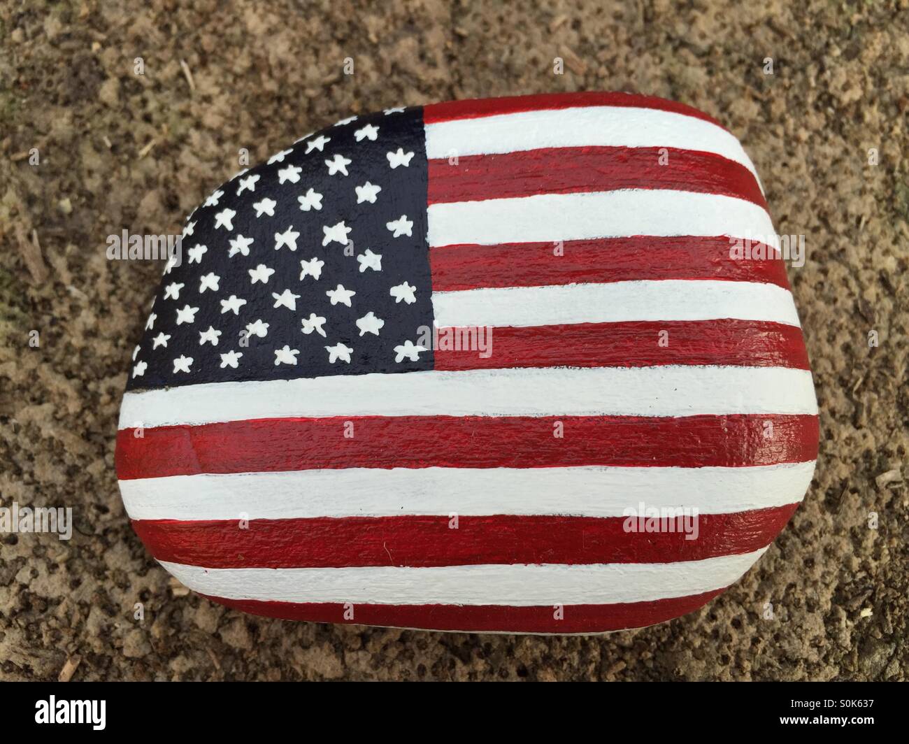 Flagge der Vereinigten Staaten von Amerika, handgemalt auf einem Stein - Smartphone-aufgenommenes Stockfoto
