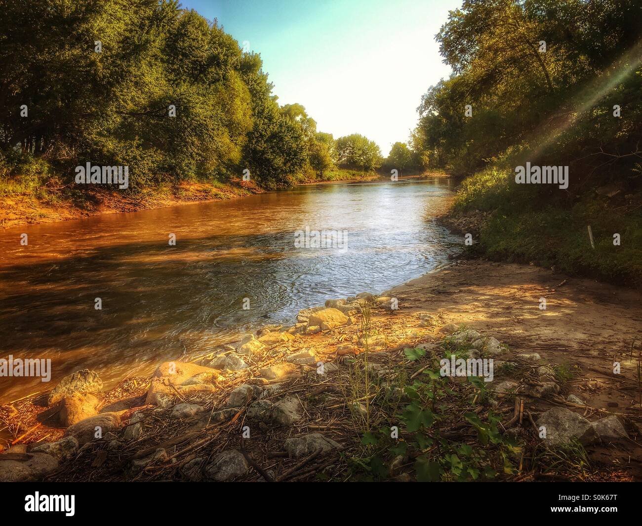 River flussaufwärts, Landschaft Stockfoto