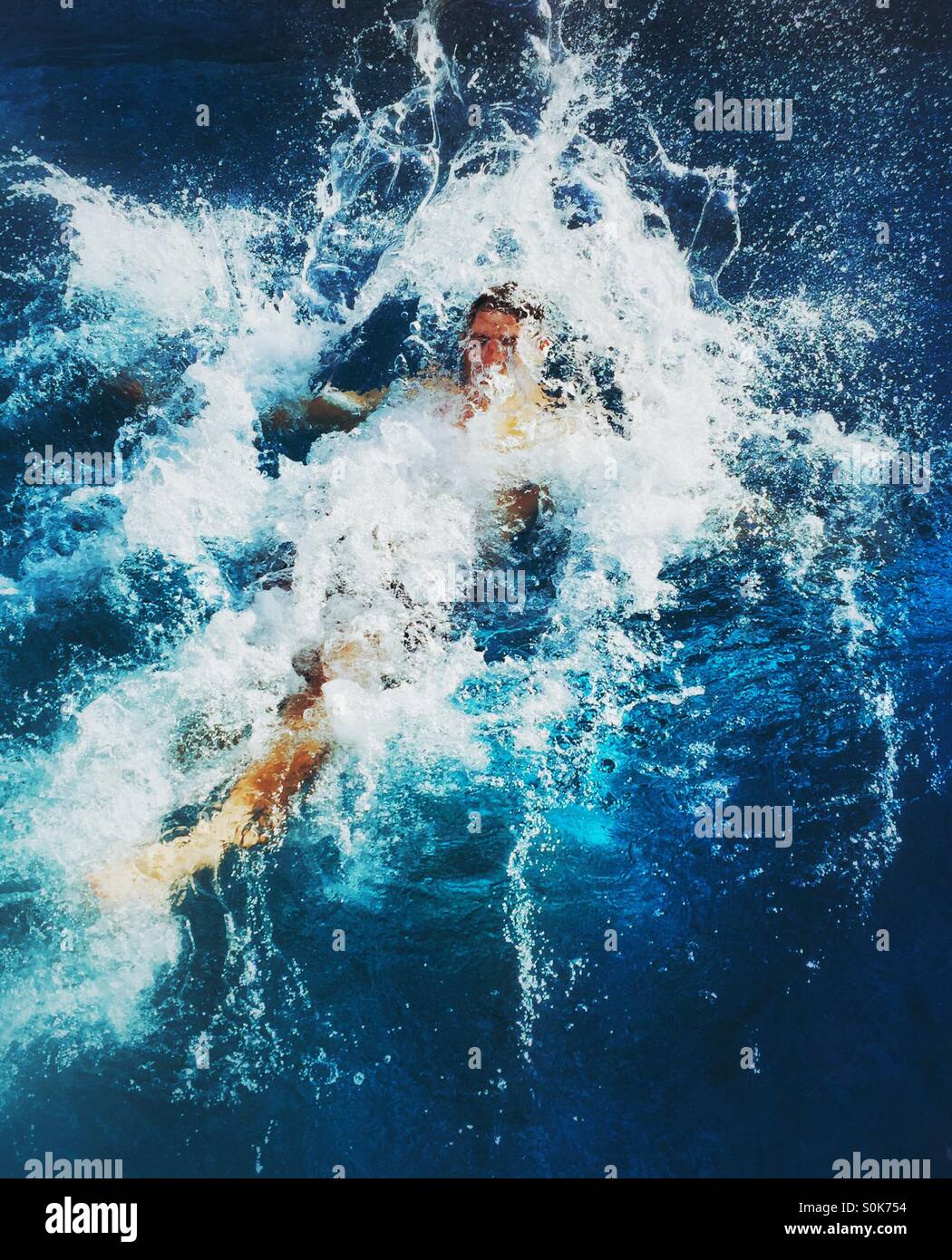Eintauchen in blaues Wasser mit einem big Splash. Stockfoto