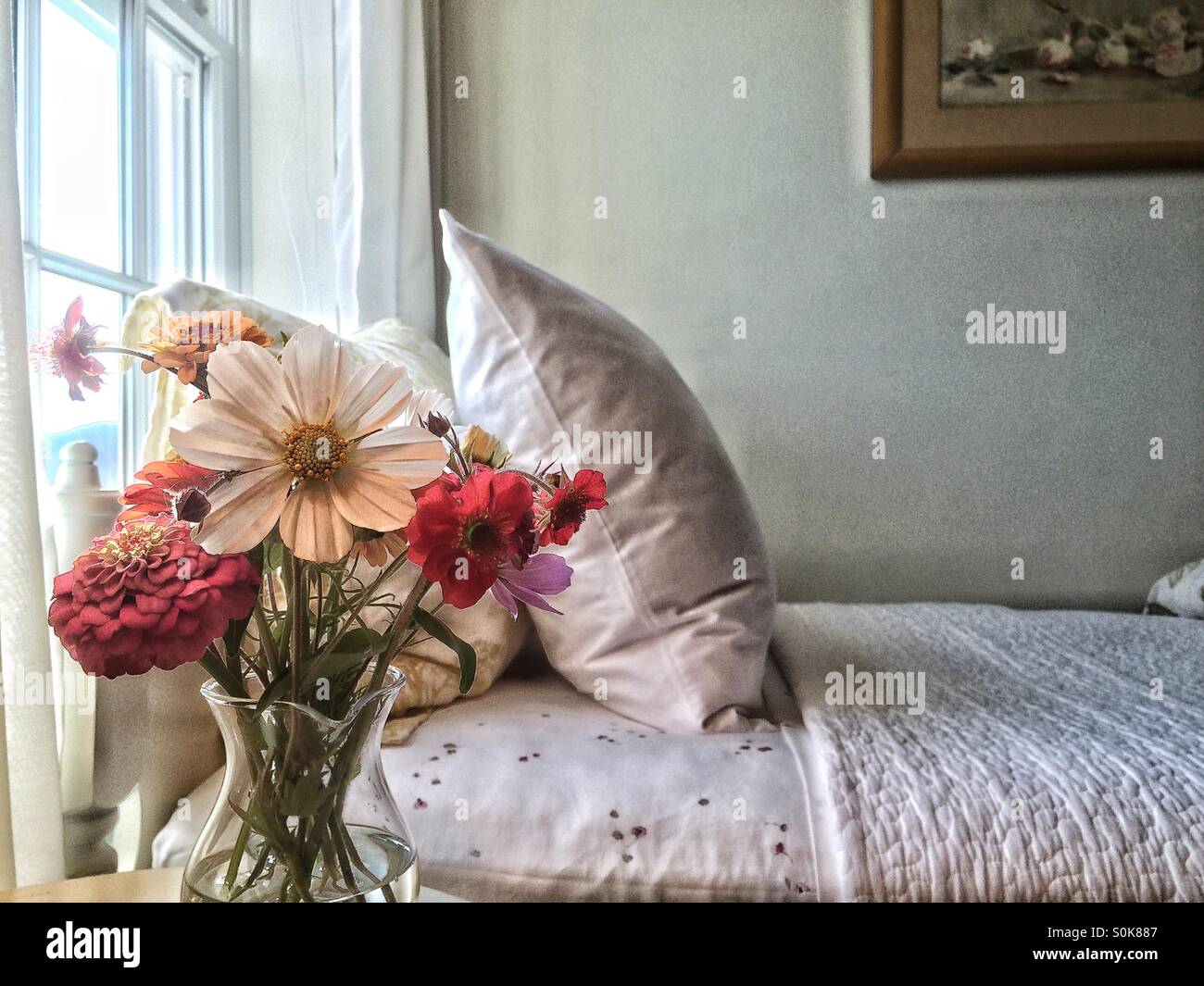 Schlafzimmer mit Blumen Stockfoto