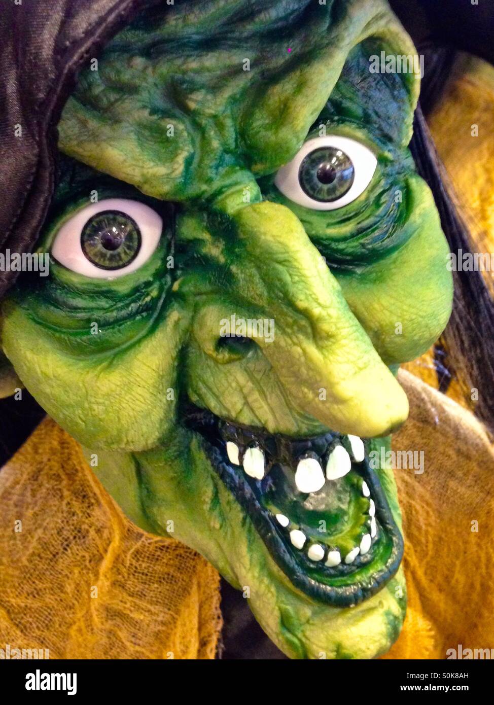Grüne Hexe Maske - Smartphone-aufgenommenes Stockfoto