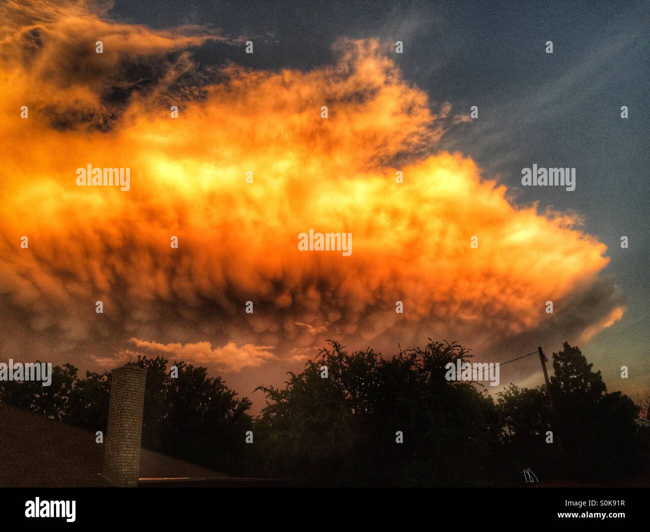 Gewitterwolken bauen bei Sonnenuntergang Stockfoto