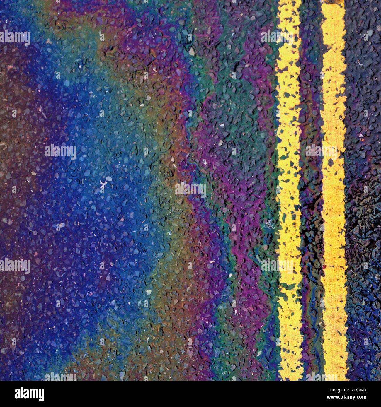 Abstrakte Foto von Details der Fahrbahnmarkierungen und Ölpest. - Smartphone-aufgenommenes Stockfoto