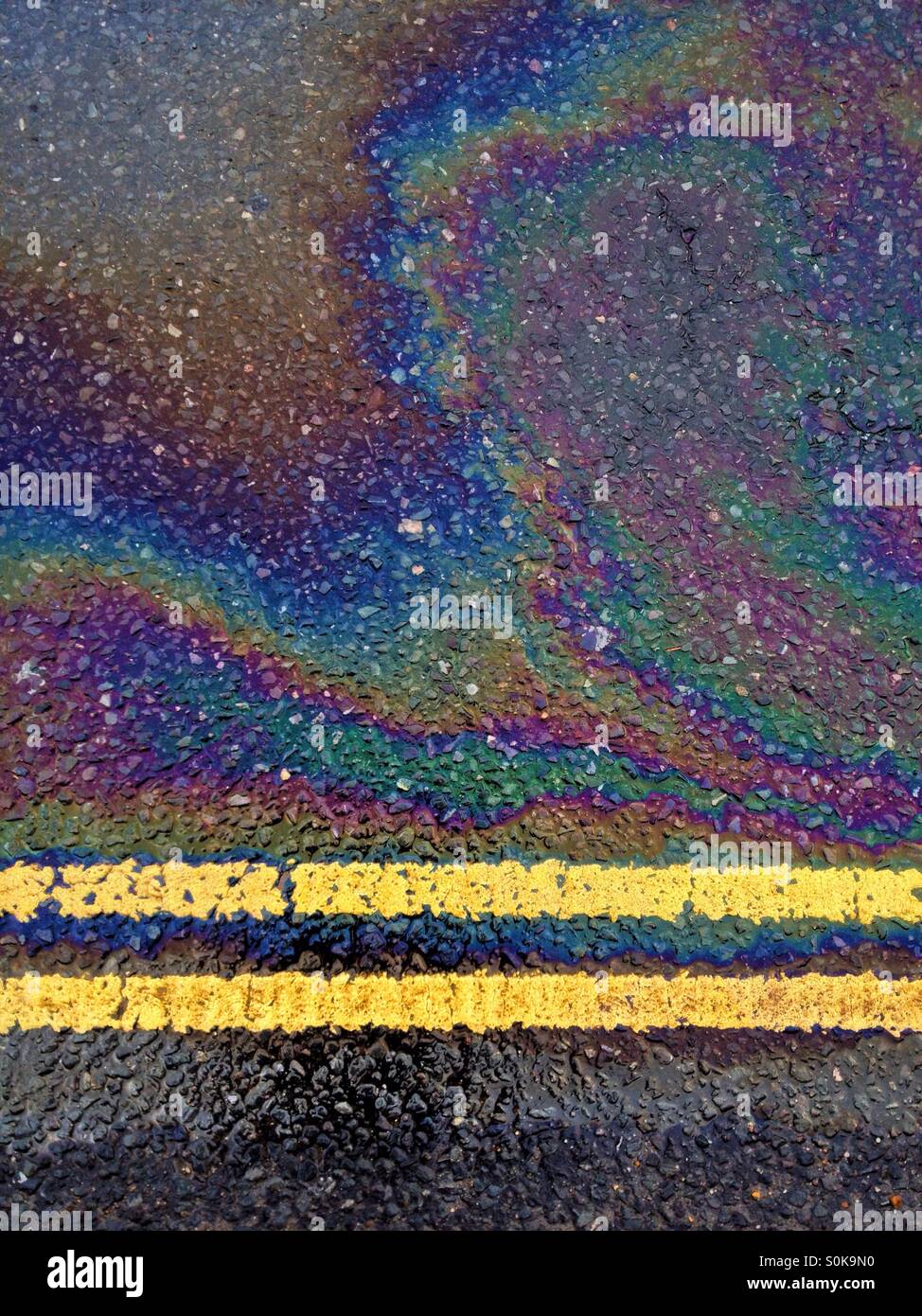 Abstrakte Foto von Details der Fahrbahnmarkierungen und Ölpest. - Smartphone-aufgenommenes Stockfoto