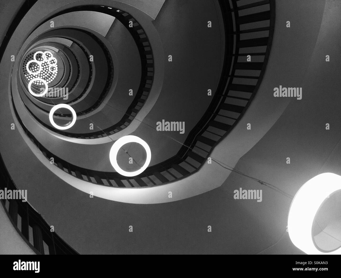 Kreisförmigen Treppenhaus mit runden Designerlampen Stockfoto