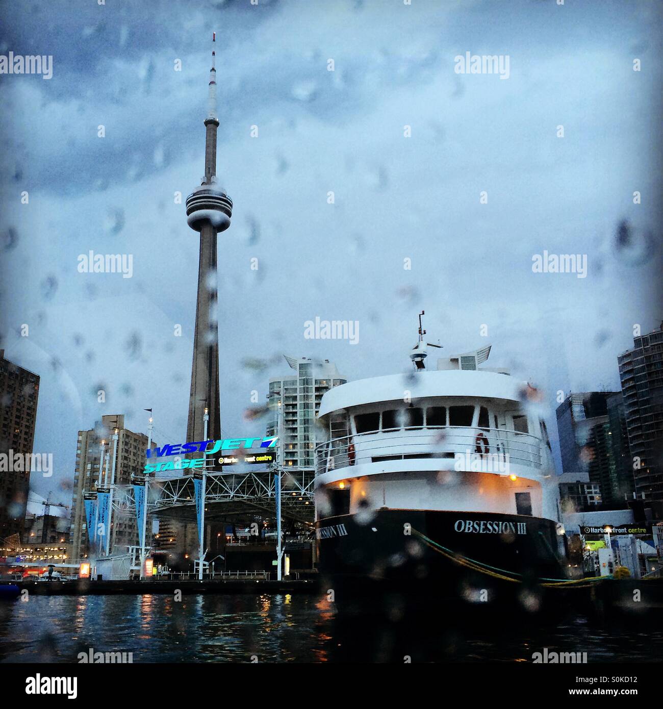 Ein Blick auf den CN Tower an einem regnerischen Tag. Toronto, Ontario, Kanada Stockfoto