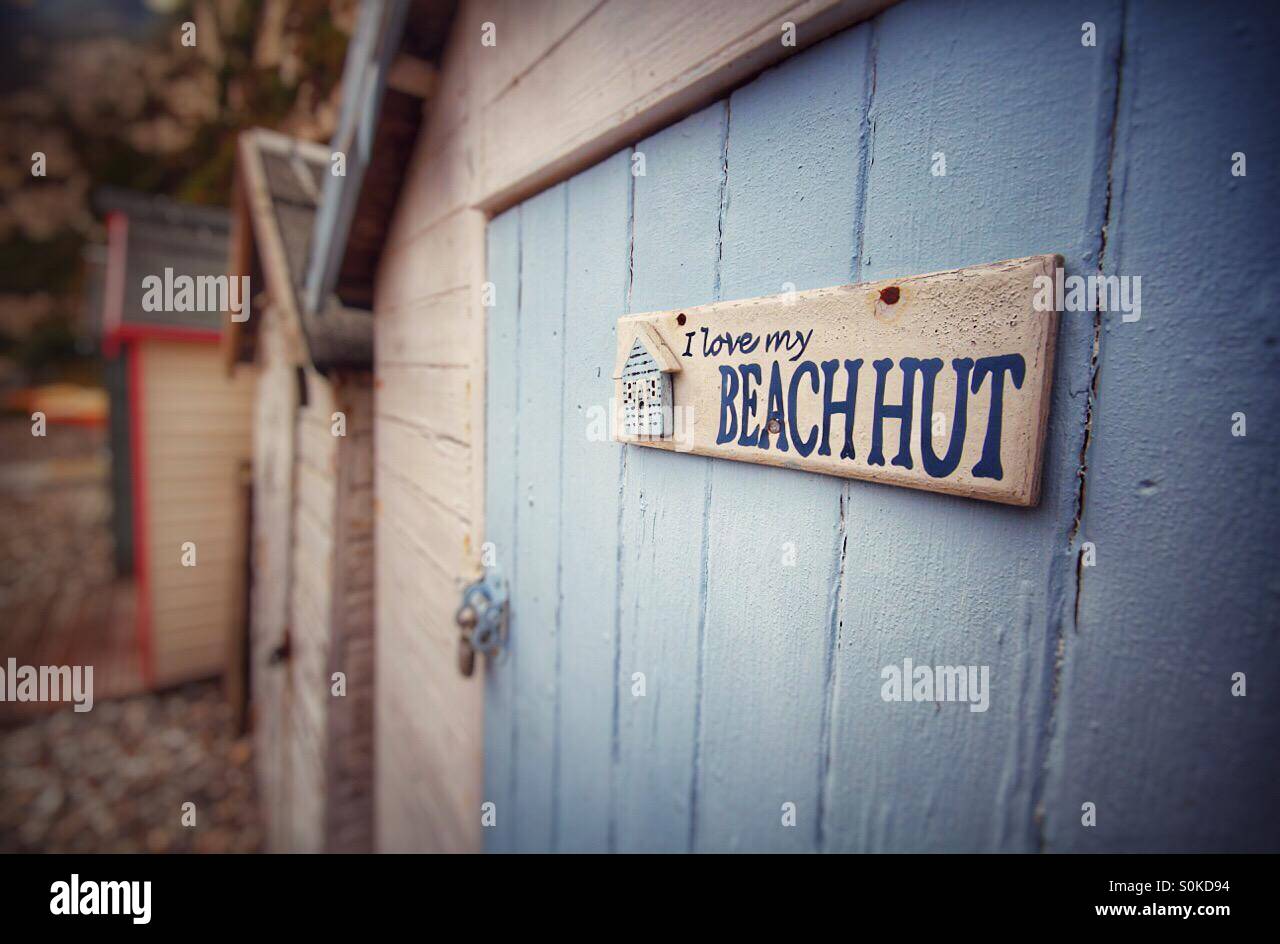 Ein Schild an der Tür von einem Strand Hütte sagen, ich liebe meine Strandhütte. Eine Reihe von Umkleidekabinen am Strand. Stockfoto