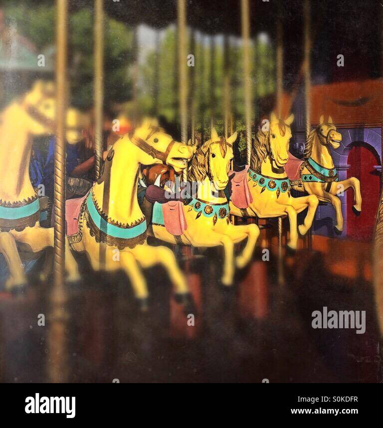 Pferde auf einem Merry gehen rund - Smartphone-aufgenommenes Stockfoto