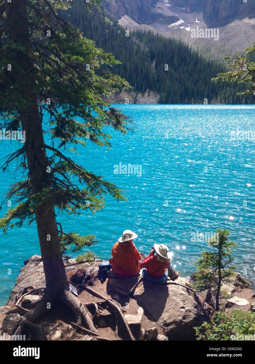 Paar genießt die schönen Lake Moraine in Alberta, Kanada - Smartphone-aufgenommenes Stockfoto