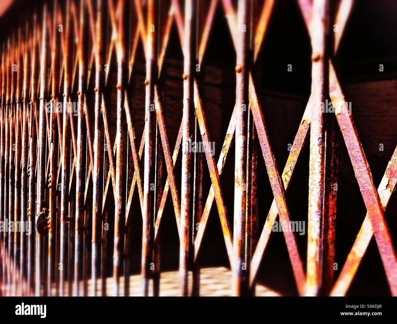 Metalltor - Smartphone-aufgenommenes Stockfoto