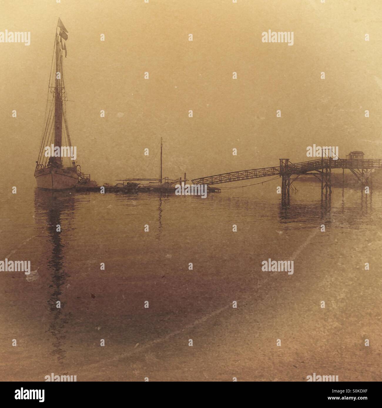 Foggy Day am Dock mit Schiffen Stockfoto