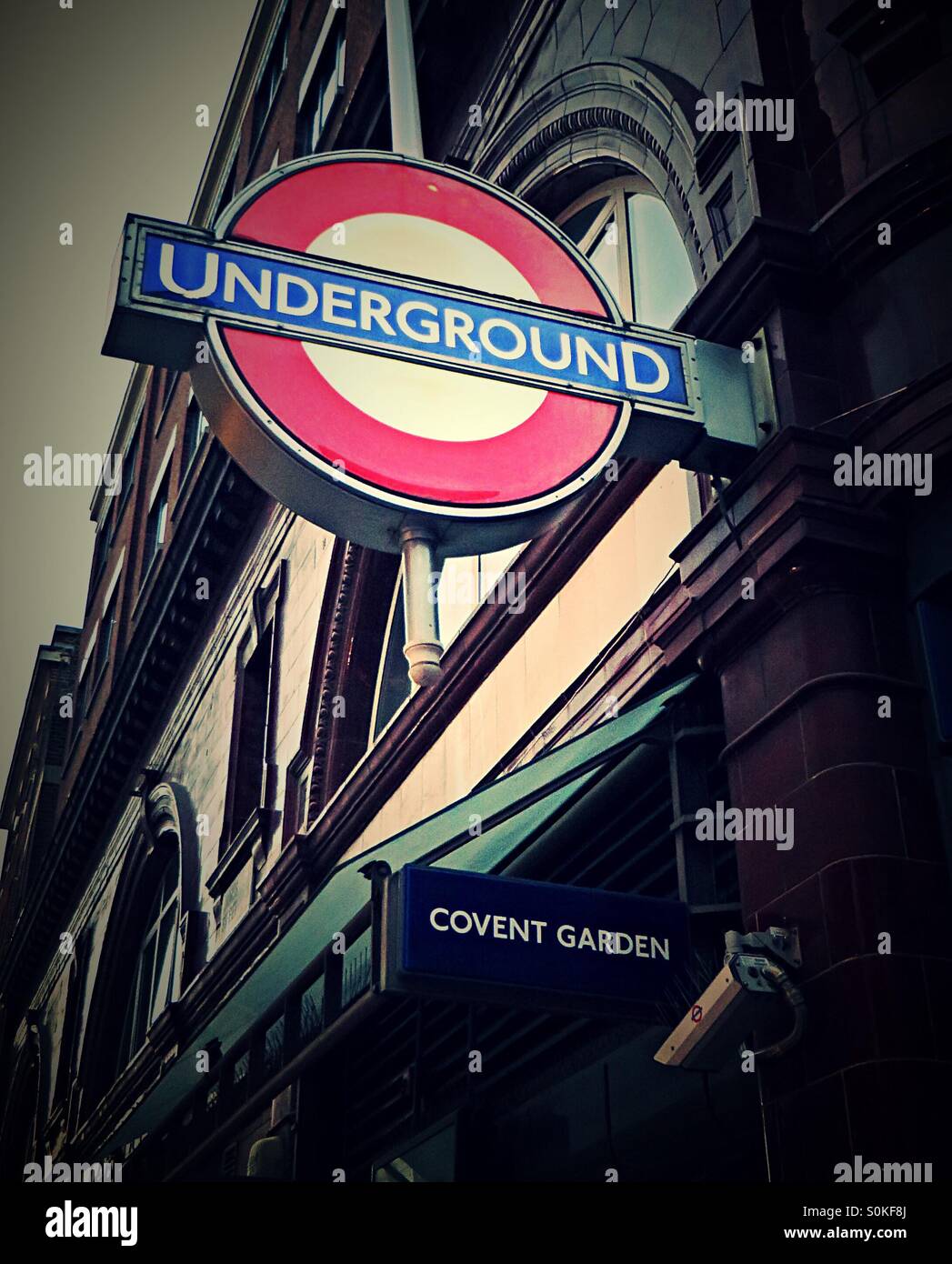 U-Bahn-Schild am Covent Garden in London - Smartphone-aufgenommenes Stockfoto
