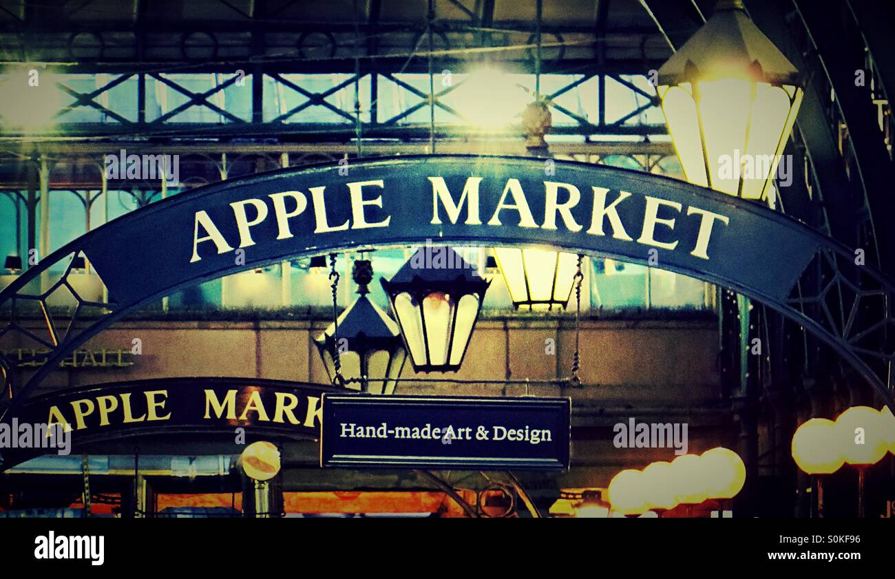 Apfelmarkt Zeichen Covent Garden in London - Smartphone-aufgenommenes Stockfoto