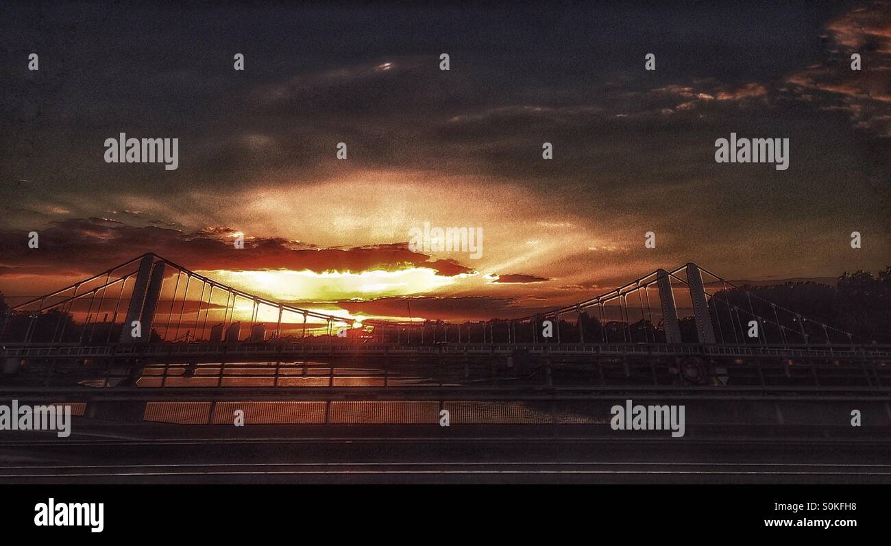 Themse-Sonnenuntergang - Smartphone-aufgenommenes Stockfoto