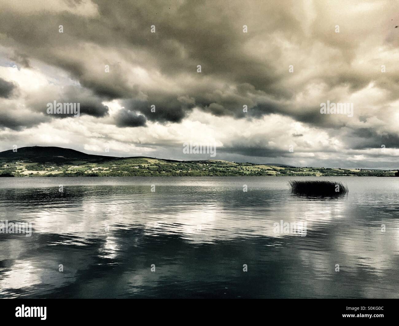 Irischen Lough Derg an ruhiger aber bewölkten Tag Stockfoto