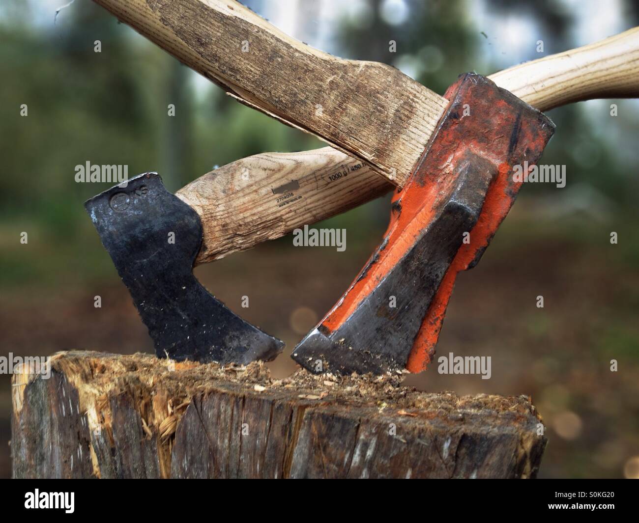 Zwei Achsen in Holzblock Stockfoto