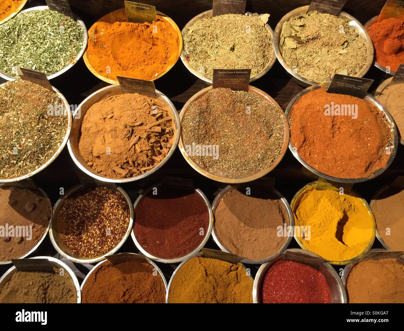 Gewürze zum Verkauf an Chelsea Market in New York City - Smartphone-aufgenommenes Stockfoto