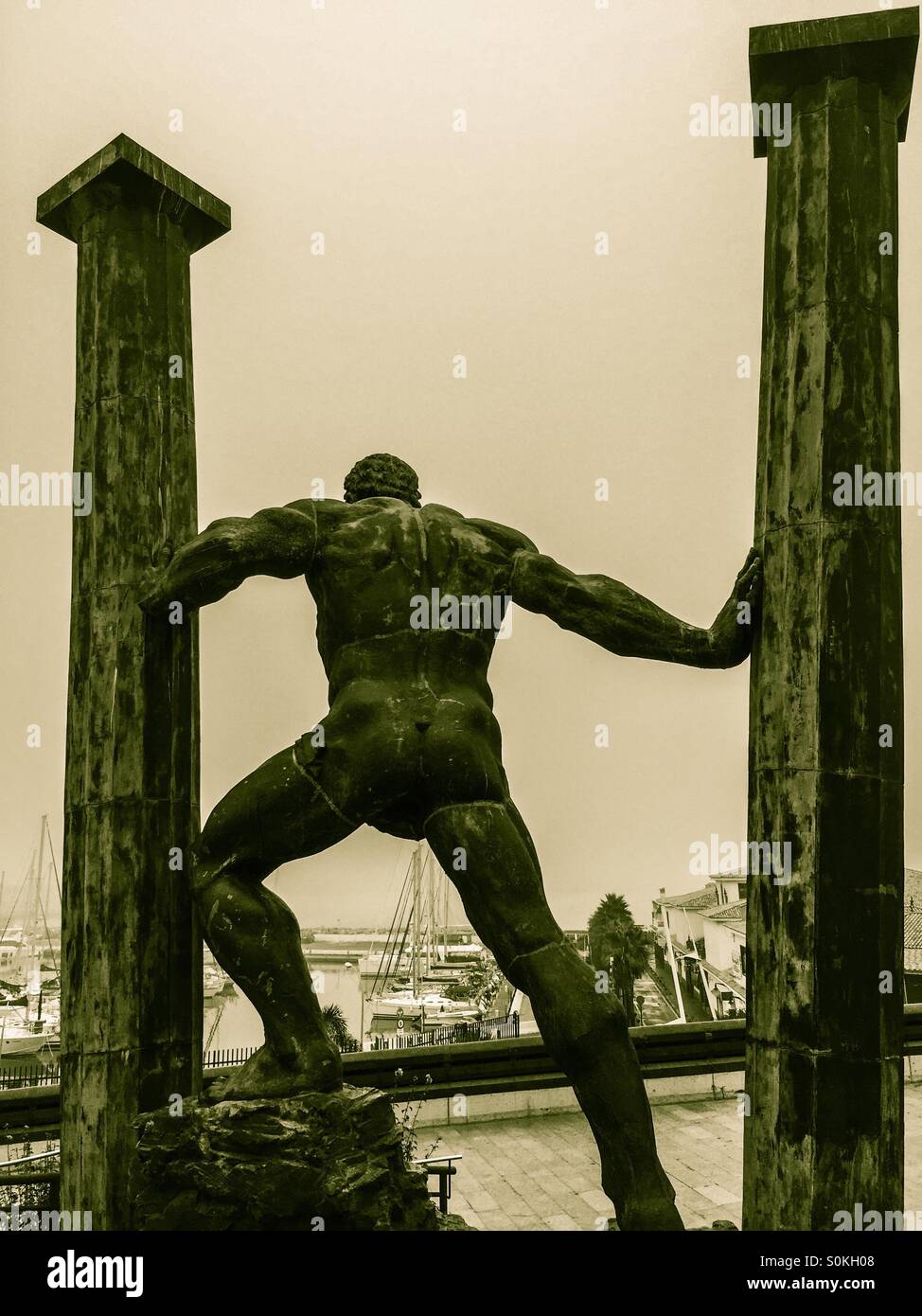 Statue der Säulen des Herkules in Ceuta, angesehen von hinten mit Blick auf den Yachthafen